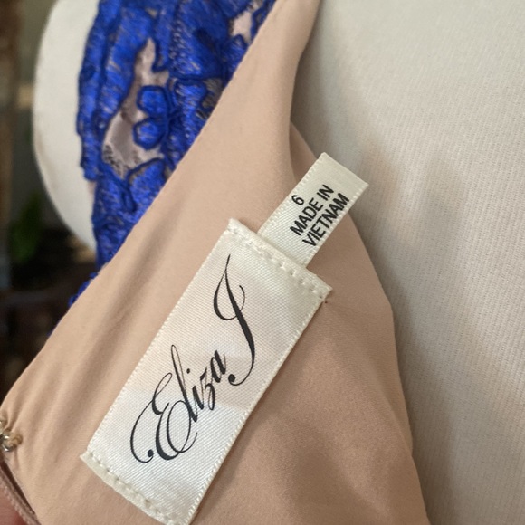 Beautiful dress size 6 with pockets on the sides - Picture 3 of 3